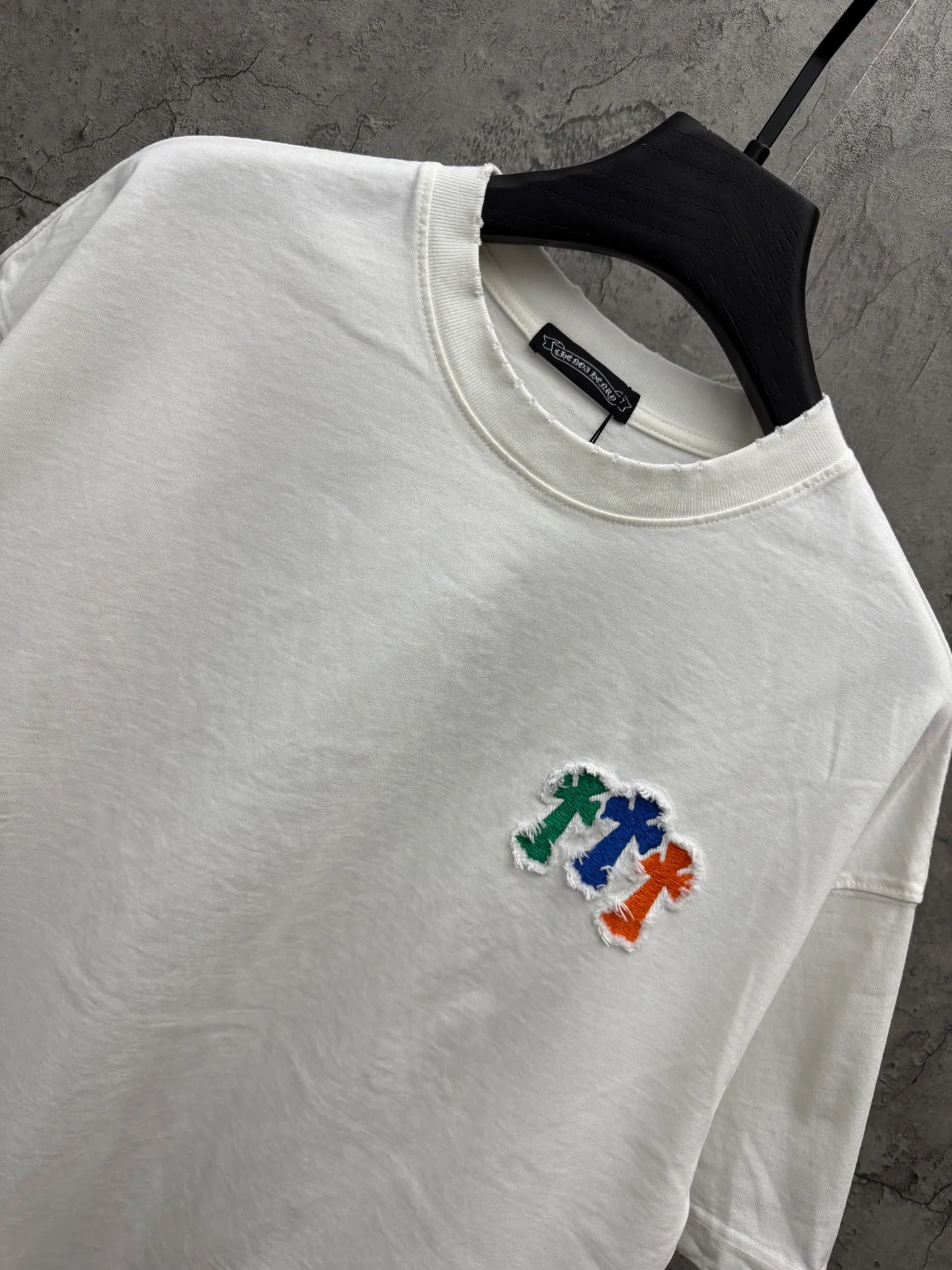 P230 top version, real shot without P, ​​different from market currency) 𝗖𝗵𝗿𝗼𝗺𝗲 𝗛𝗲𝗮𝗿𝘁𝘀/Croxin 2026 spring new original single counter American patch embroidered couple short sleeves 👑The highest version! Customized fabric 320 grams, patch embroidery, best-selling model at the counter, very comfortable to wear. Accessories: original molded and authenticated collar label ➕ 100% silk wash water label. Genuine purchase-grade original hangtag➕matching hanging rope➕3D hanging beads➕original packaging bag. Craftsmanship: The original version has consistent wiring! The highest version of the armhole matching technique! Color: White Black Size: S M L XL Style No.: 6610
